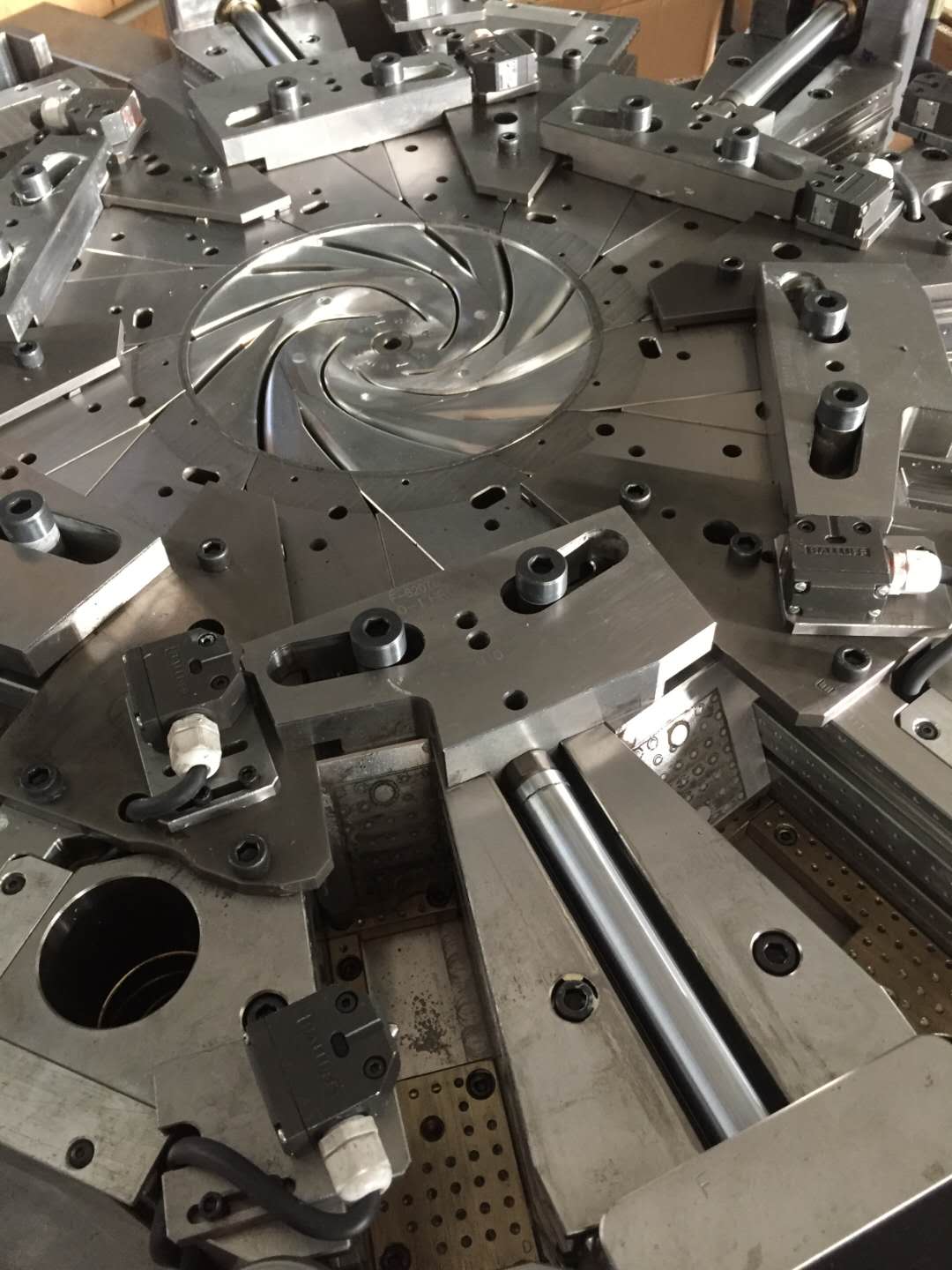 旭錦塑膠模具制造注塑模具加工一體 旭錦塑膠模具制造注塑模具加工一體