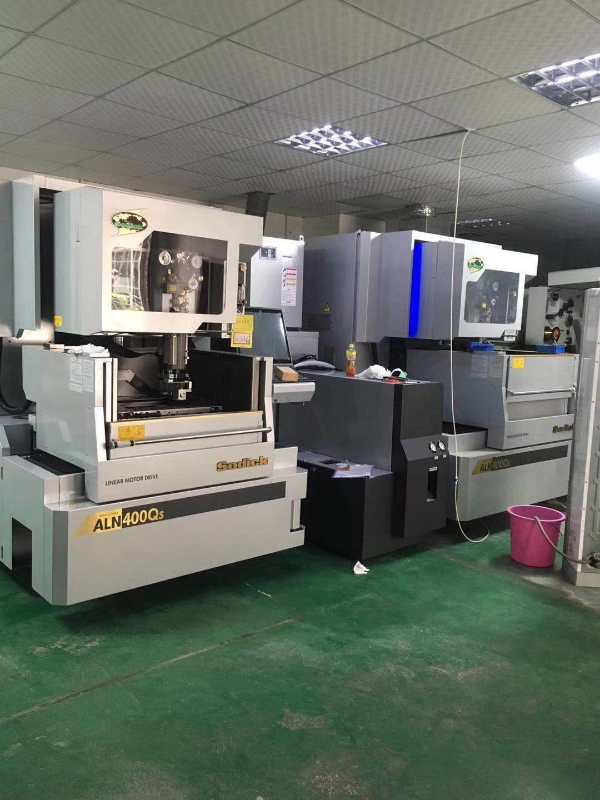 旭錦塑膠模具車間中走絲設備一角 旭錦塑膠模具車間中走絲設備一角